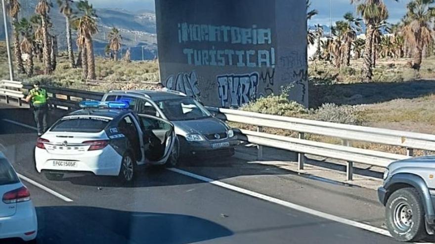 Imprudencia al volante: embiste a guardias civiles mientras conduce hablando por el móvil en Tenerife