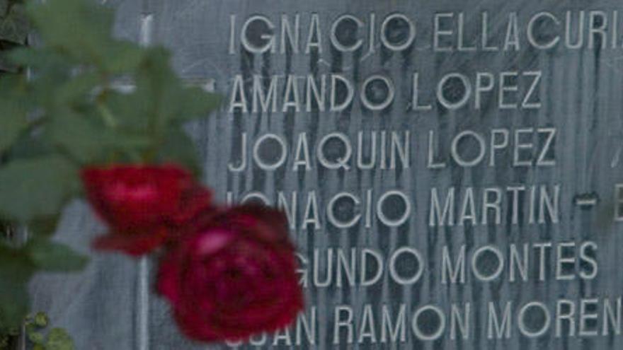Una placa ubicada en el Jardín de las Rosas de la Universidad Centroamericana en San Salvador que conmemora la memoria de los seis sacerdotes asesinados por el Ejército el 16 de noviembre de 1989.