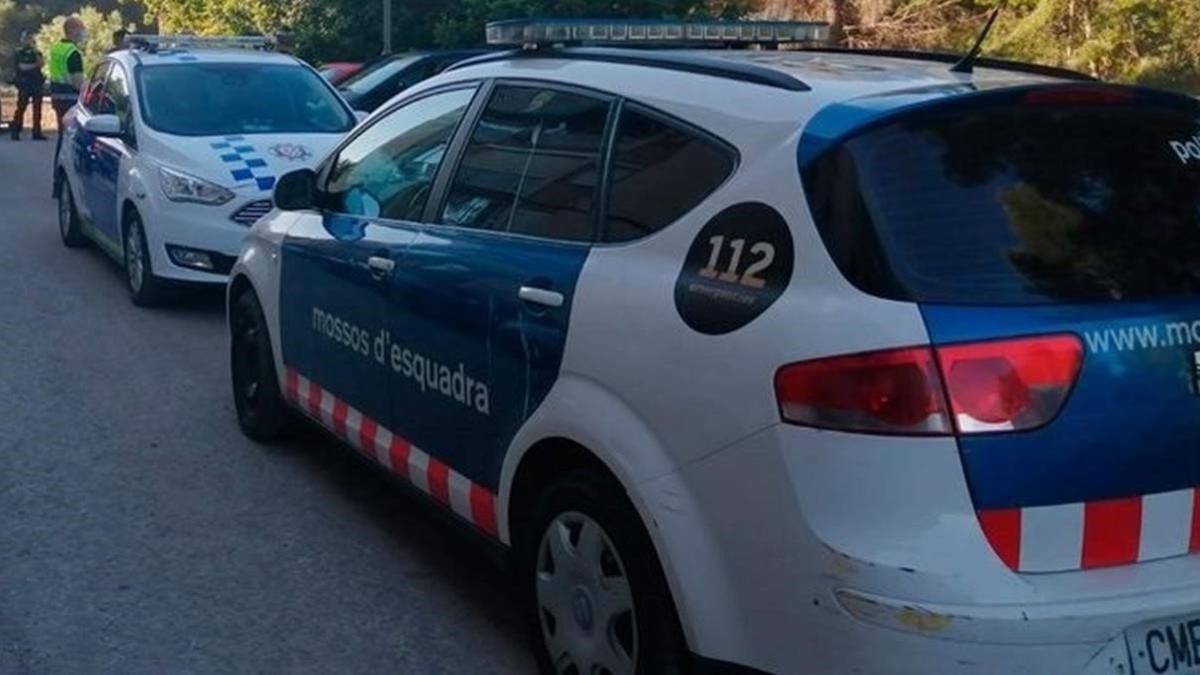 Un vehículo de los Mossos en una calle de Tarragona, el 22 de mayo del 2020