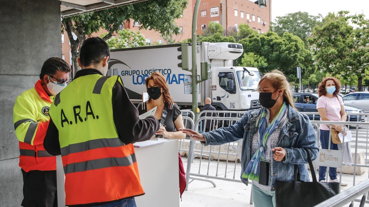 Dos cacereñas acceden al Palacio de Congresos para recibir una dosis de la vacuna contra el coronavirus.