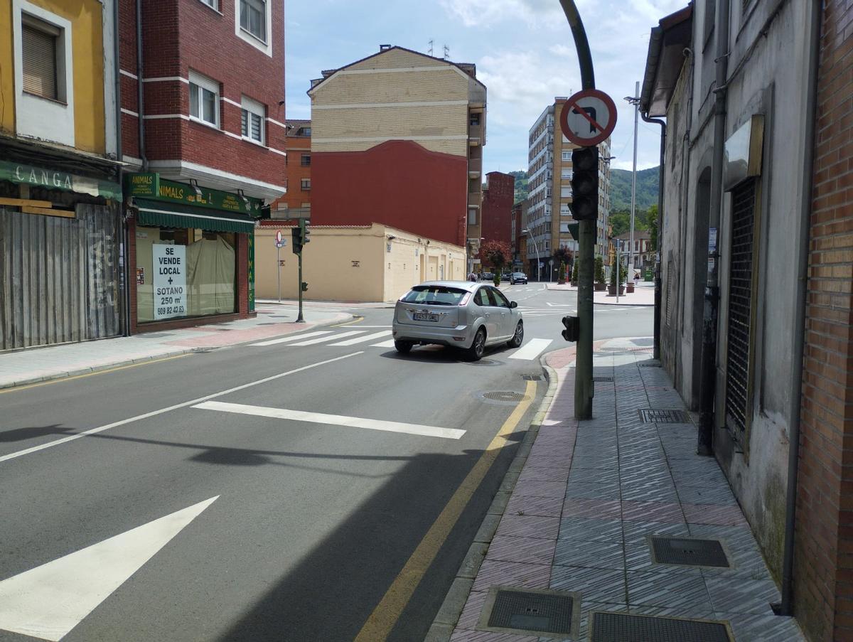 Un coche en la plaza La Salve.