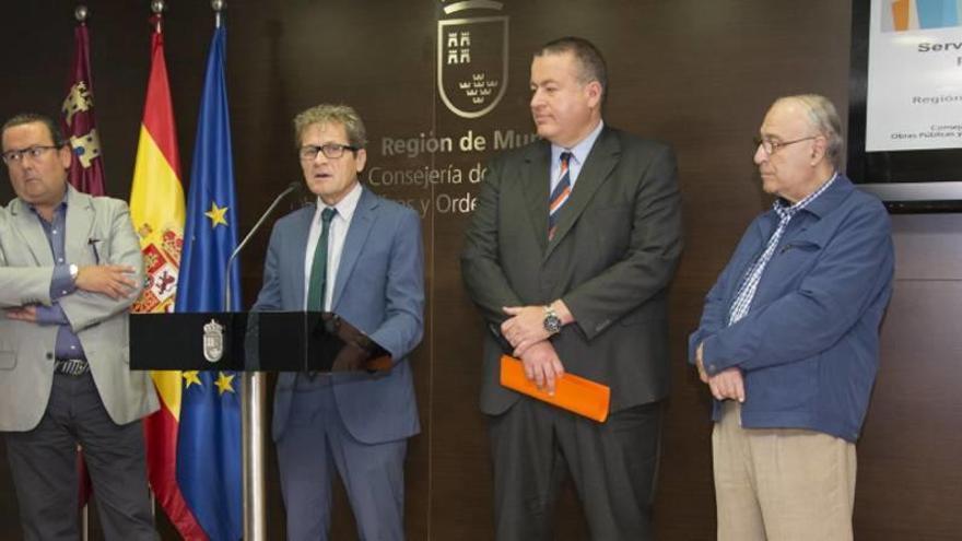 Antonio Mármol, presidente de los aparejadores, presentó ayer con el consejero Bernabé su campaña de comunicación