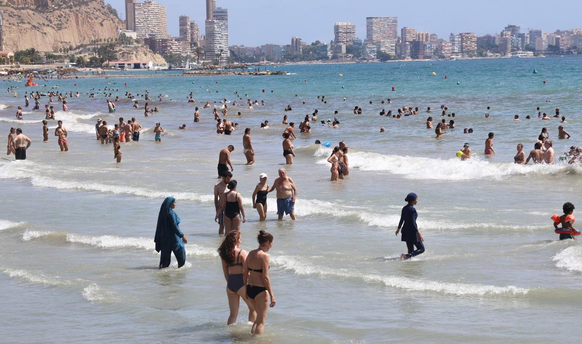 Bañistas en la playa del Postiguet este lunes.