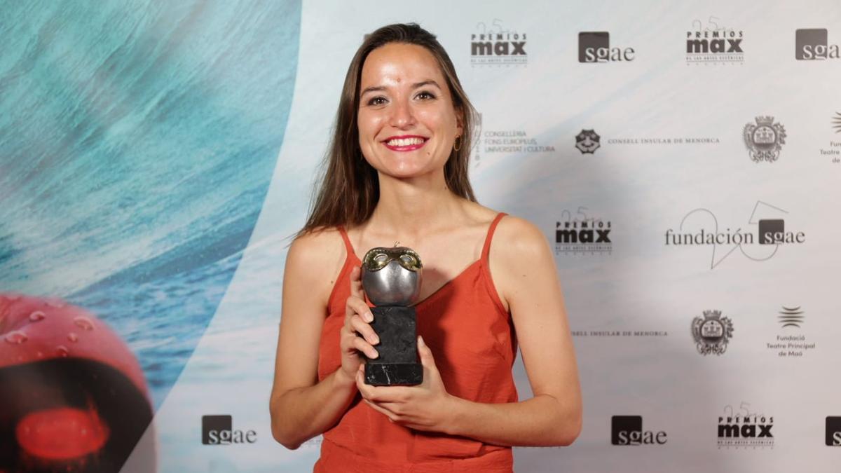 Judit Neddemann con el premio a la mejor composición musical para espectáculo escénico