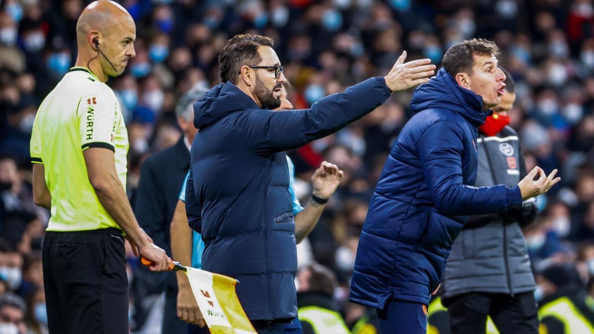 Bordalás da instrucciones durante el Madrid - Valencia