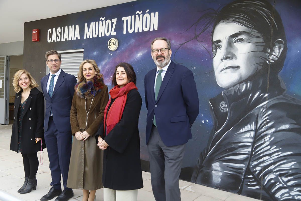 La flamante Medalla de Andalucía Casiana Muñoz visita en Córdoba el IES que lleva su nombre