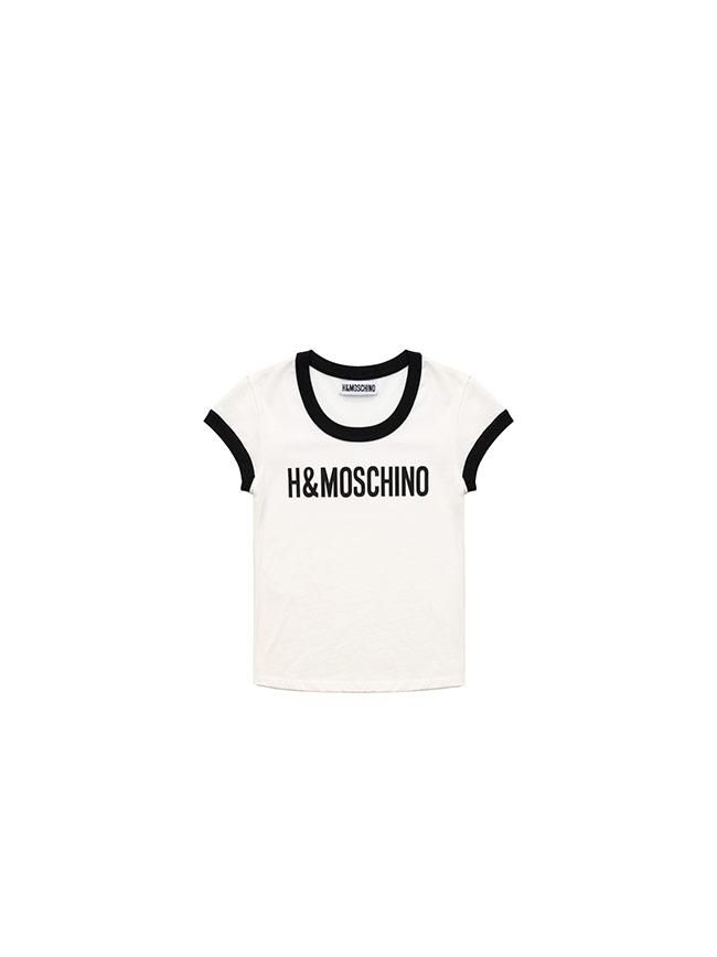 Todas las imágenes de la colección de Moschino x H&M: camiseta blanca con ribetes negros y logo