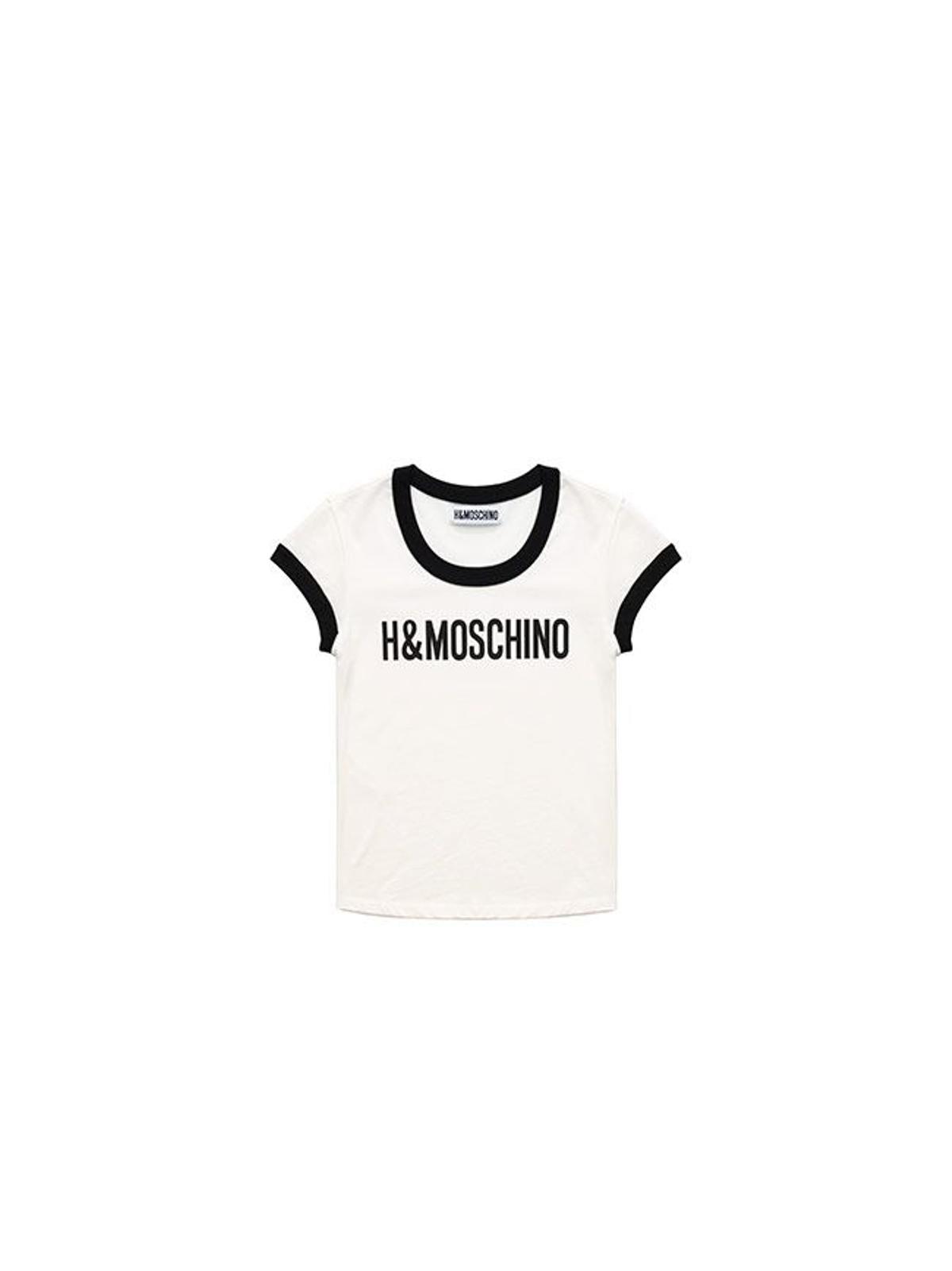 Todas las imágenes de la colección de Moschino x H&amp;M: camiseta blanca con ribetes negros y logo