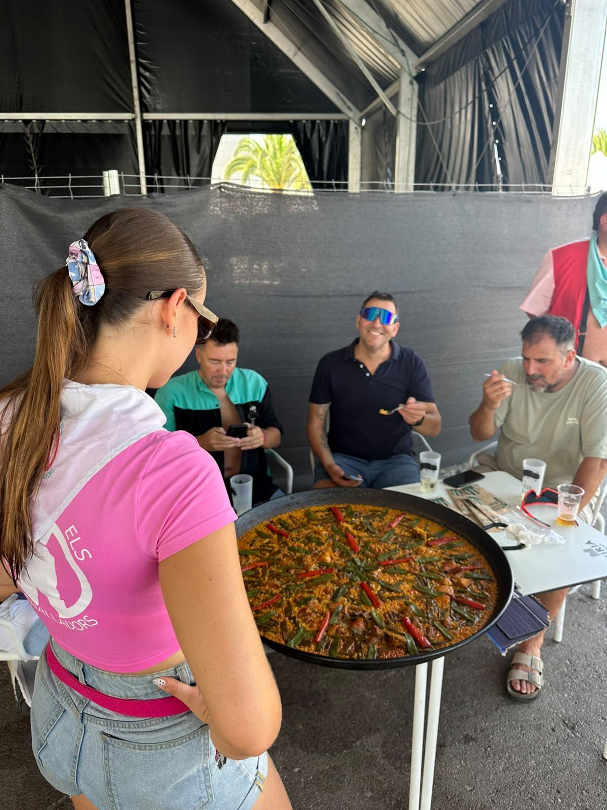 Los miembros del jurado tienen la comprometida misión de elegir la mejor de entre medio centenar de paellas a concurso en les Penyes de la Vall.
