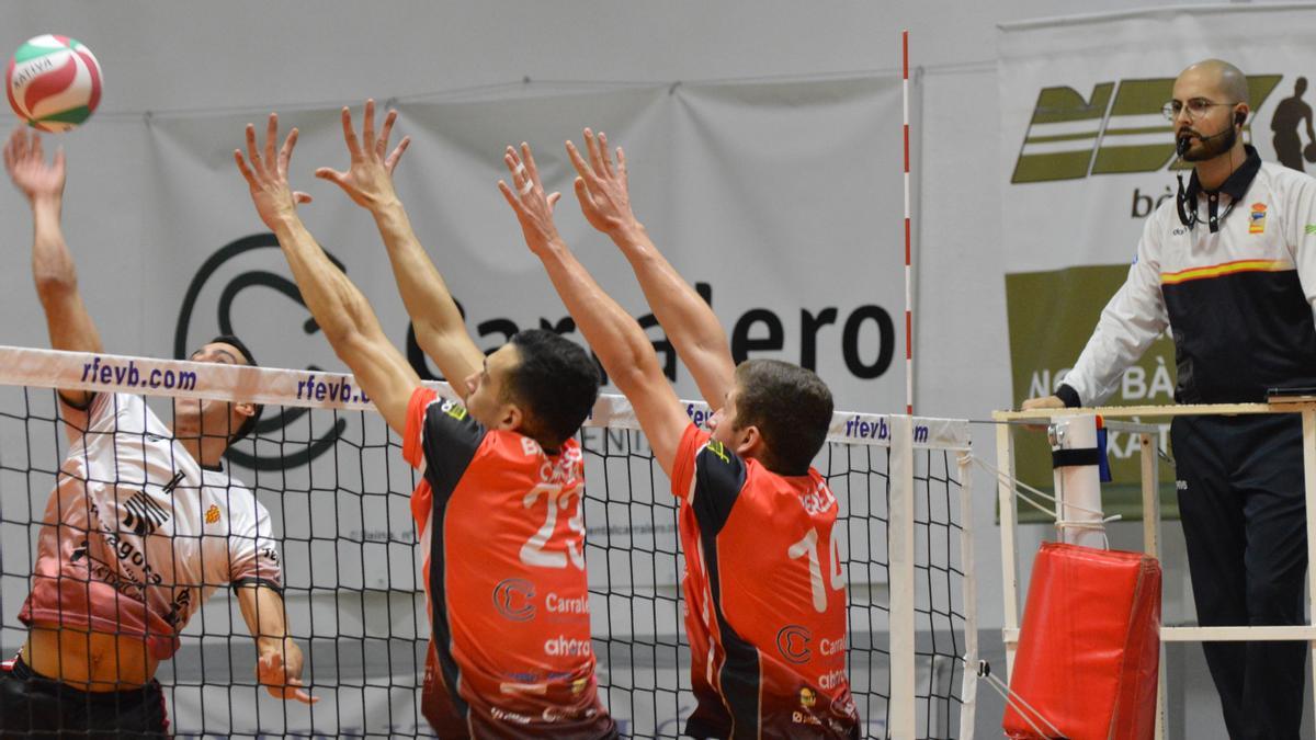 El equipo masculino del Xàtiva Voleibol en un partido.