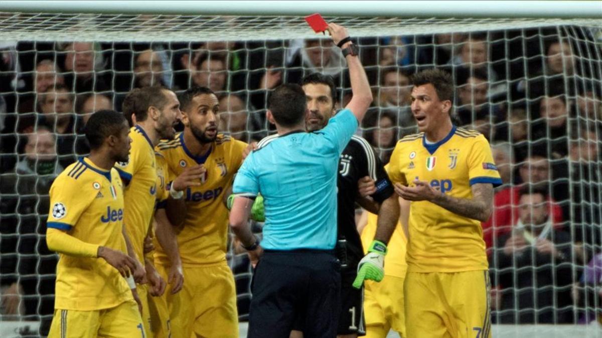 Tras sonrojar a media Europa, Michael Oliver pitará la final de la FA Cup