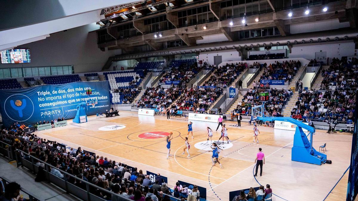 Son Moix va registrar una gran entrada, amb 2.700 espectadors, al darrer partit de l'Azulmarino.