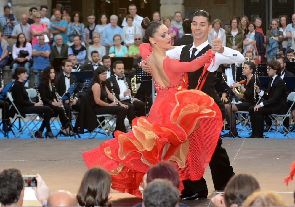 La banda toca, los campeones bailan