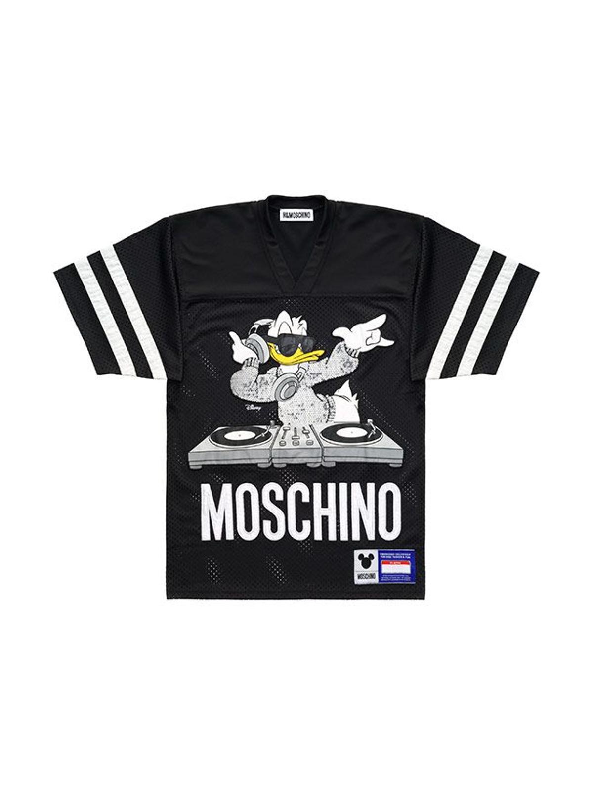 Todas las imágenes de la colección de Moschino x H&amp;M: camiseta de hockey negra