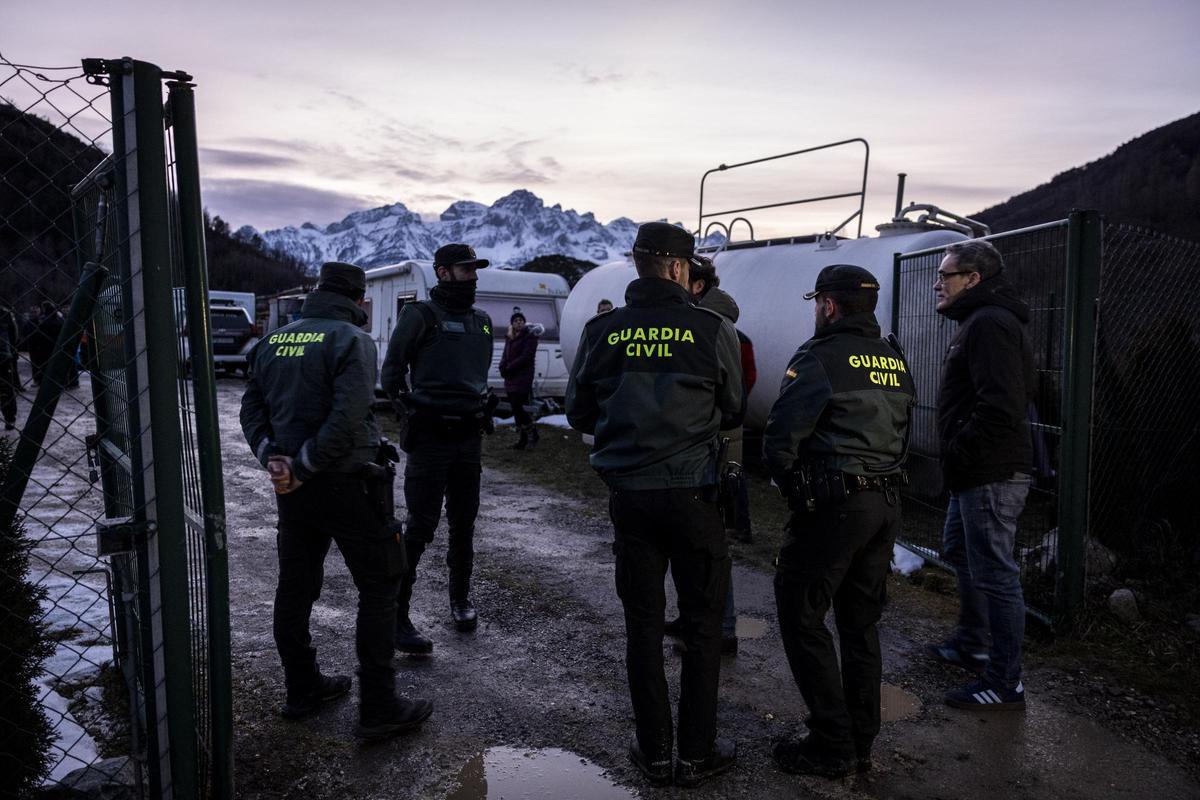 Agentes de la Gurdia Civil trabajan en Panticosa tras el alud en el pico Tablato, este lunes.