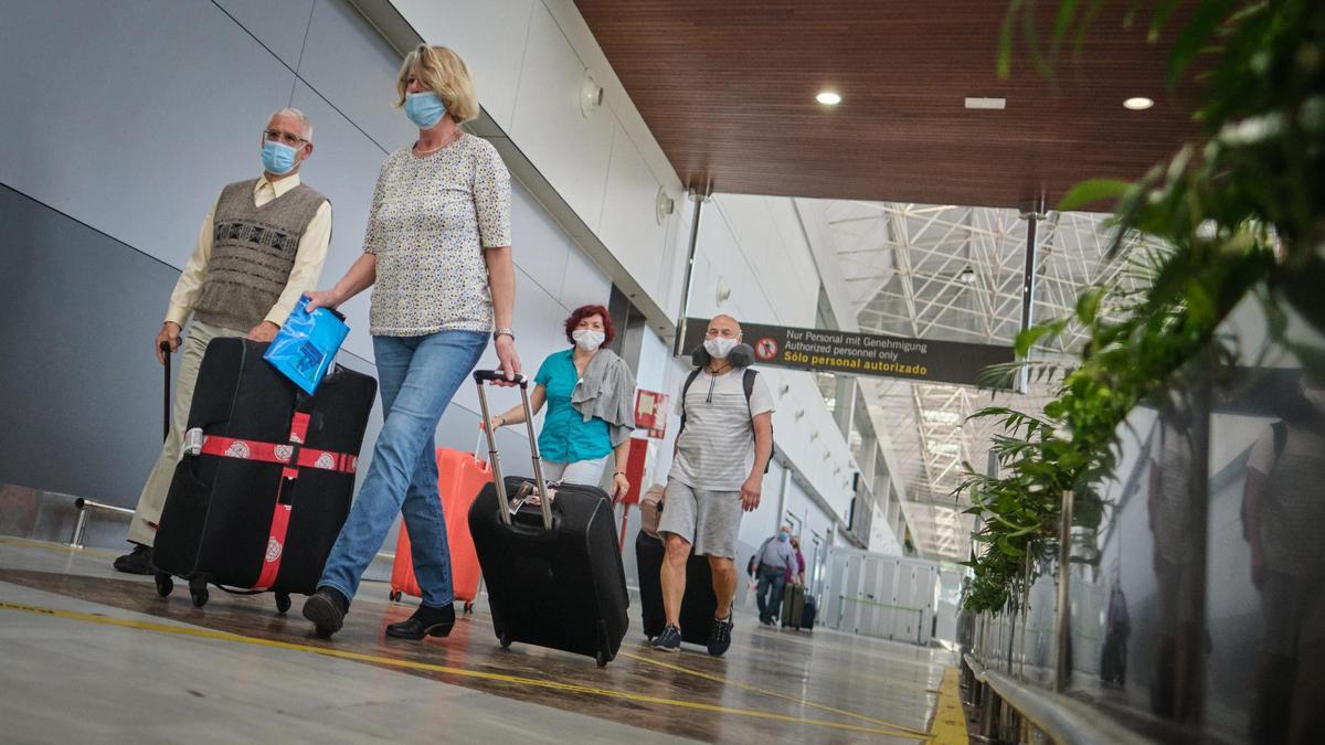 Turistas en el aeropuerto de Tenerife Sur