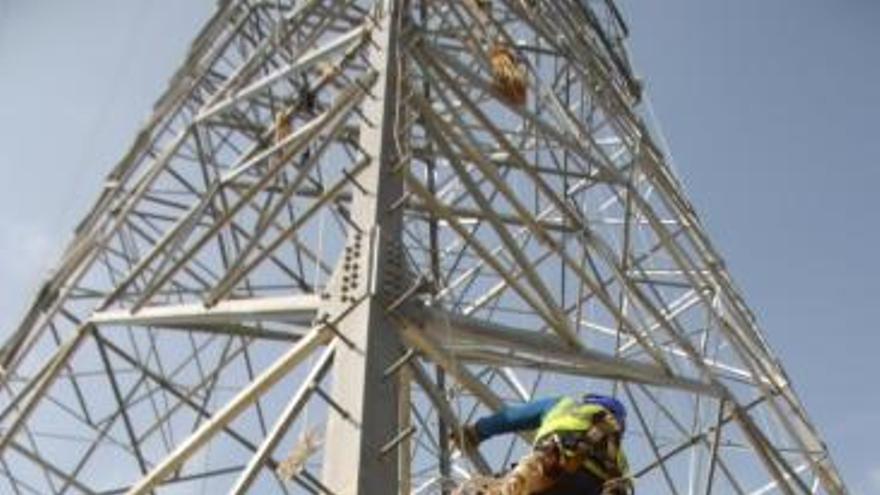 Dos tècnics de Red Eléctrica en una de les torres