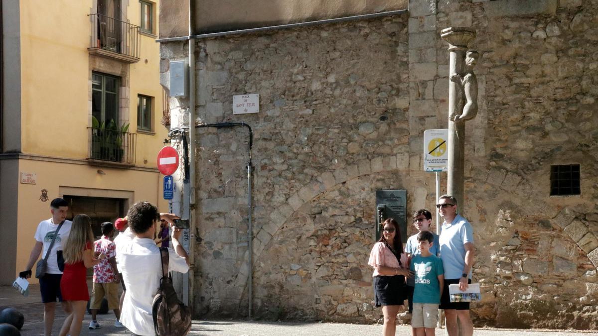 Una família fent-se una foto a la Lleona de Girona, en una imatge d'arxiu.