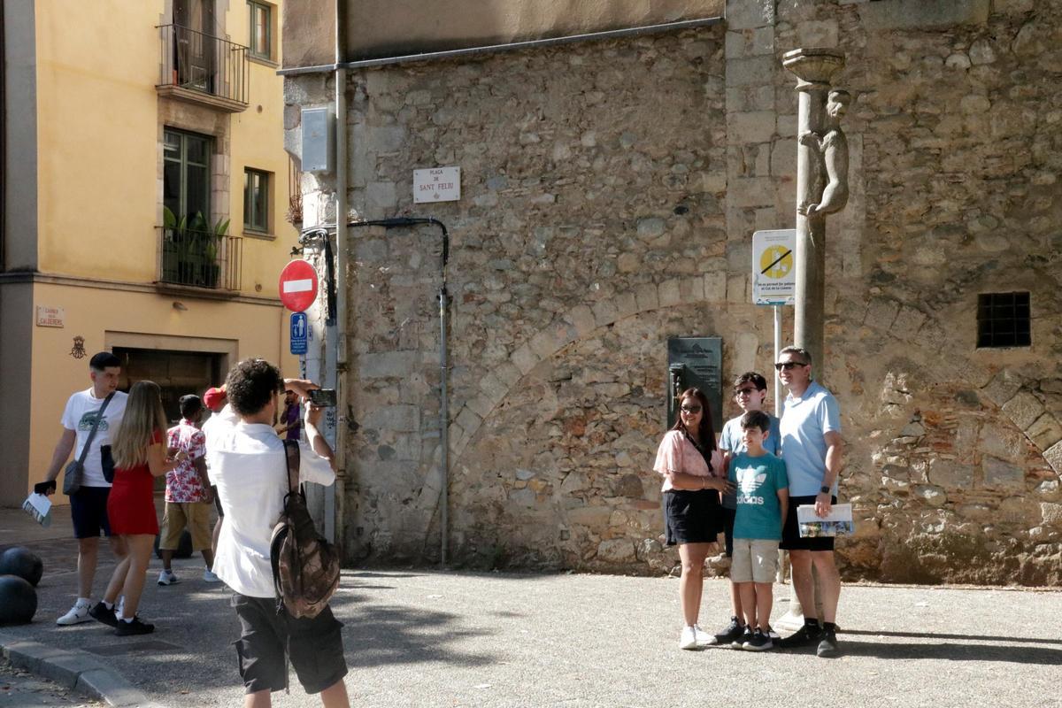 Una família fent-se una foto a la Lleona de Girona, en una imatge d'arxiu