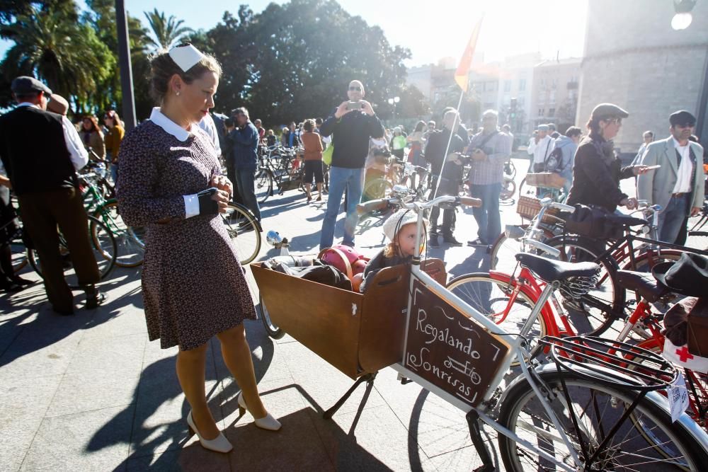 Encuentro de bicis antiguas y vestidos de época