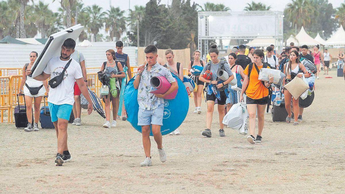 Asistentes al festival Medusa abandonan el recinto.