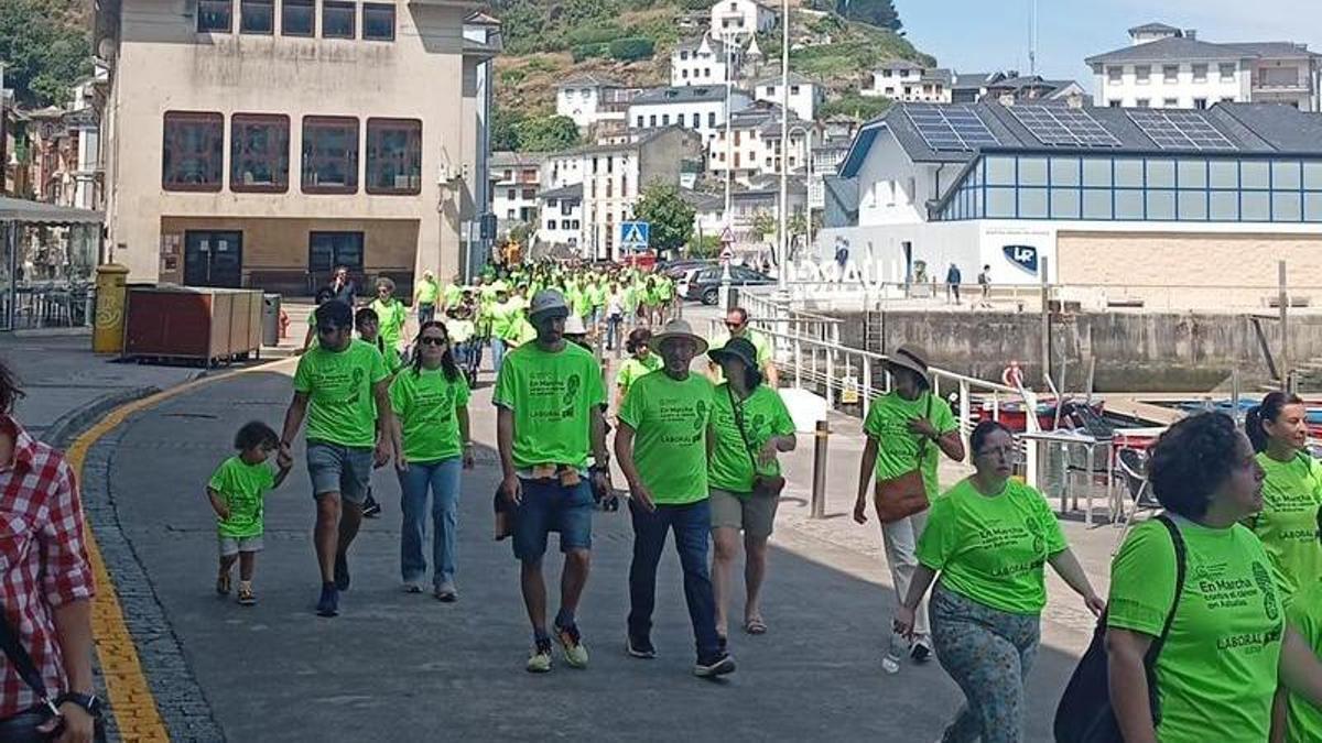 Participantes de la marcha en la zona del puerto de Luarca.