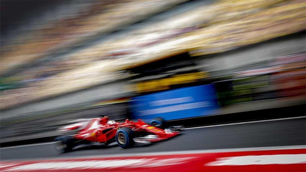 Vettel, de Ferrari, dirige su monoplaza durante la sesión de entrenamiento
