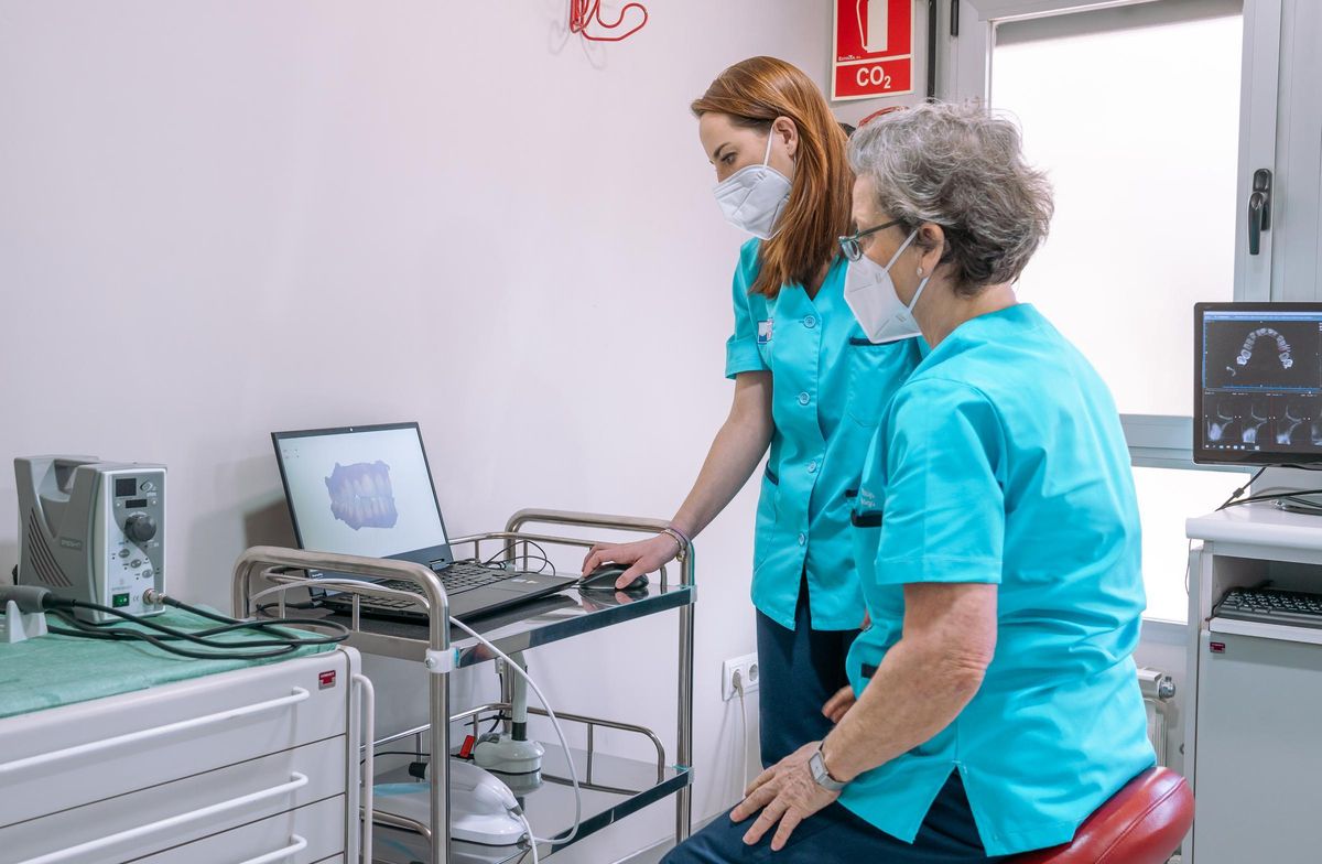 Dos profesionales revisan una radiografía en 3D | Cedida