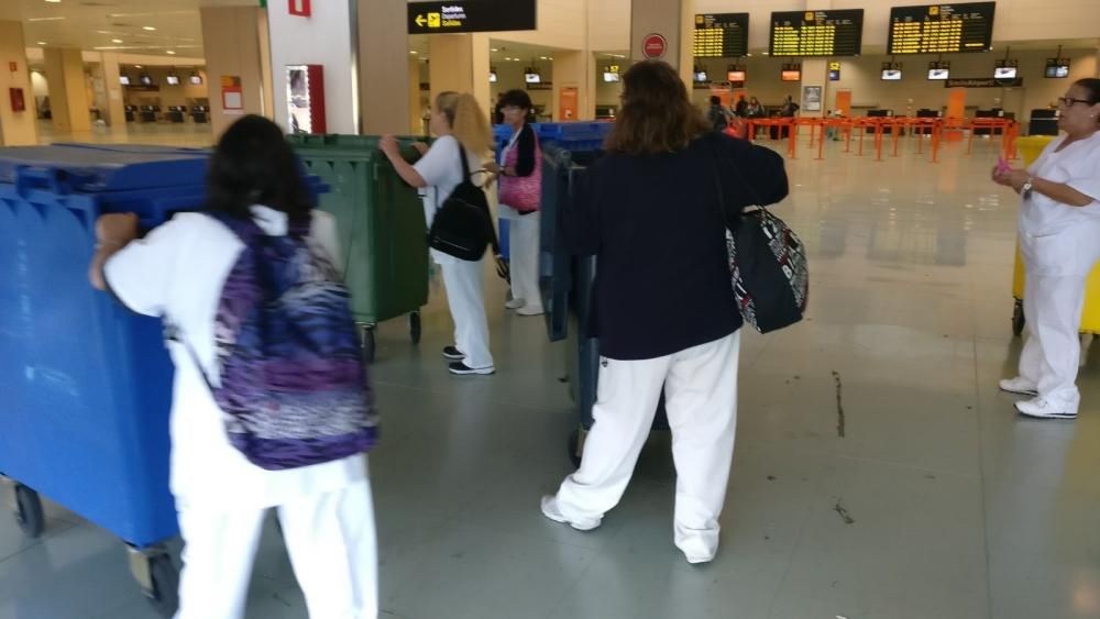 Los limpiadores vuelven al trabajo en el aeropuerto de Ibiza.