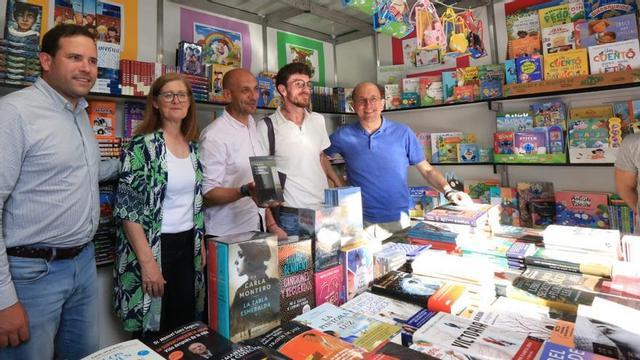 El alcalde, Alejandro Lorenzo (c.), en la caseta de la Librería Paz, que dará el pregón este año. | D.P.