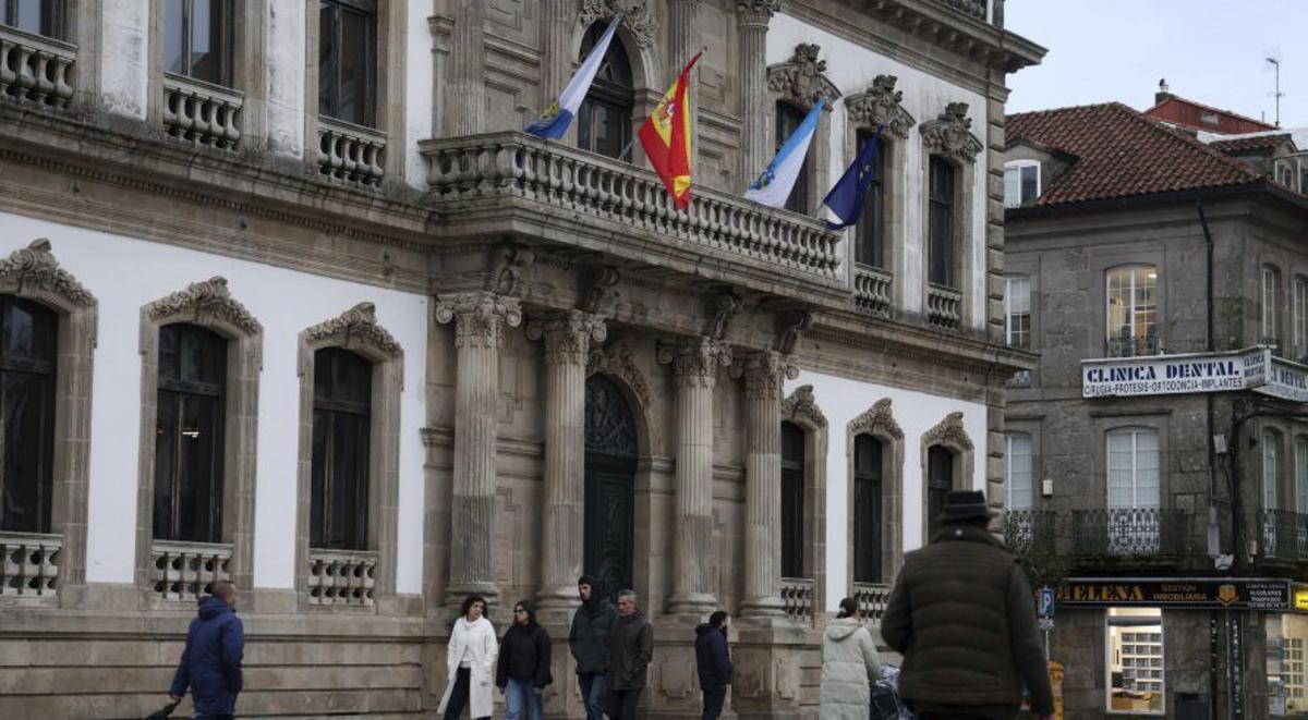 Las banderas ondeando en la casa consistorial.