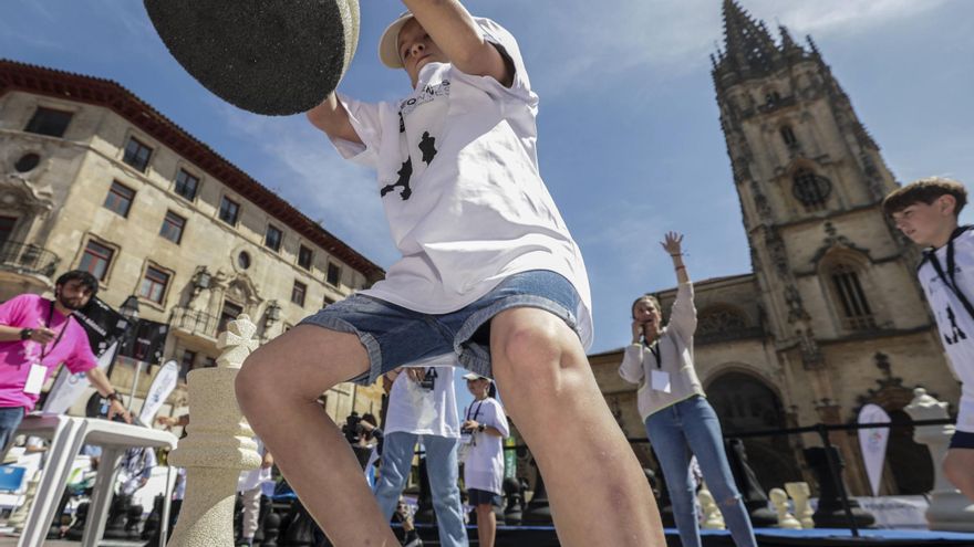 Grandes jugadores en un ajedrez gigante: un descomunal torneo escolar ante la catedral de Oviedo