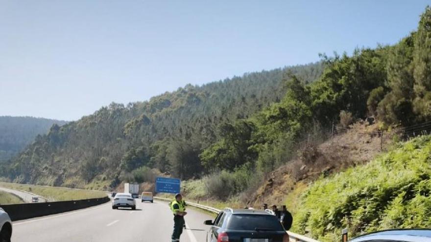 Tiran droga por la ventana del coche en una huida 