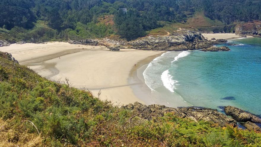 Rescatan a dos jóvenes, una menor de edad, que quedaron aisladas en una playa de Bergantiños