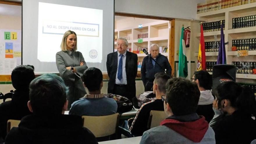 La delegada de Educación, Patricia Alba, y el presidente de Bancosol, Joaquín Jiménez.