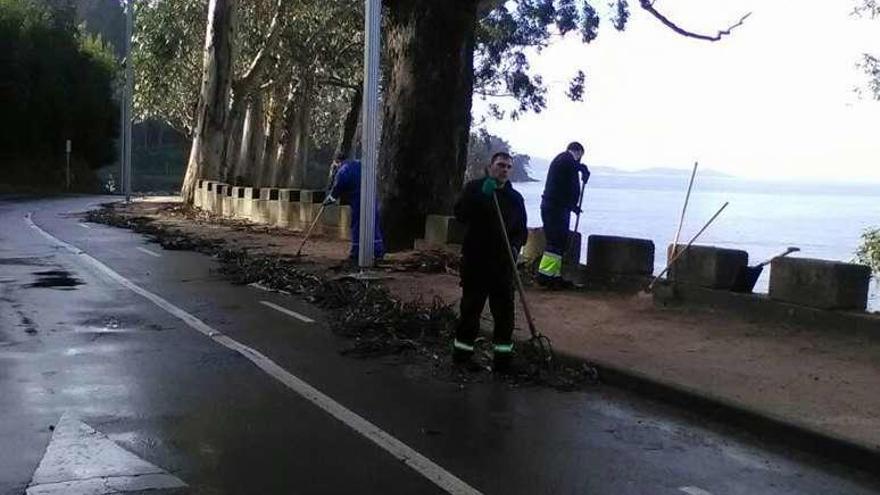 El temporal causó también desperfectos en el vial de playas. // G.S.