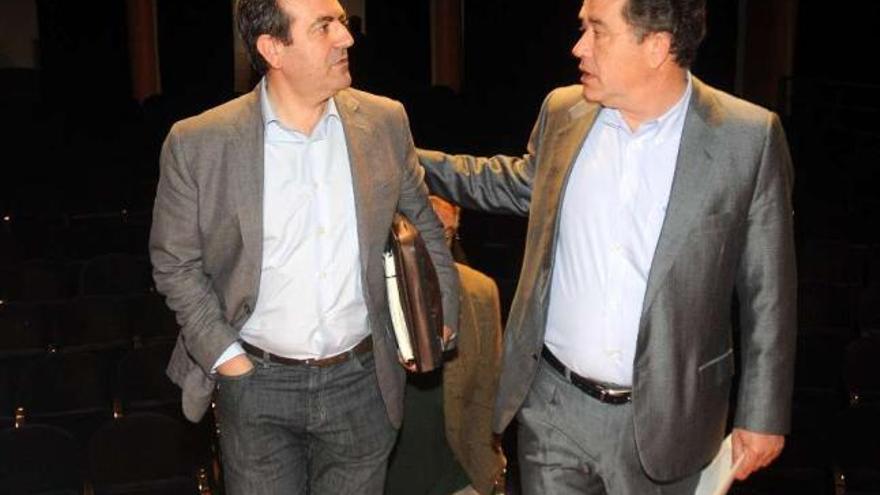 Luis Bará y Fernández Lores se dirigen a un pleno de la corporación municipal.  // Rafa Vázquez