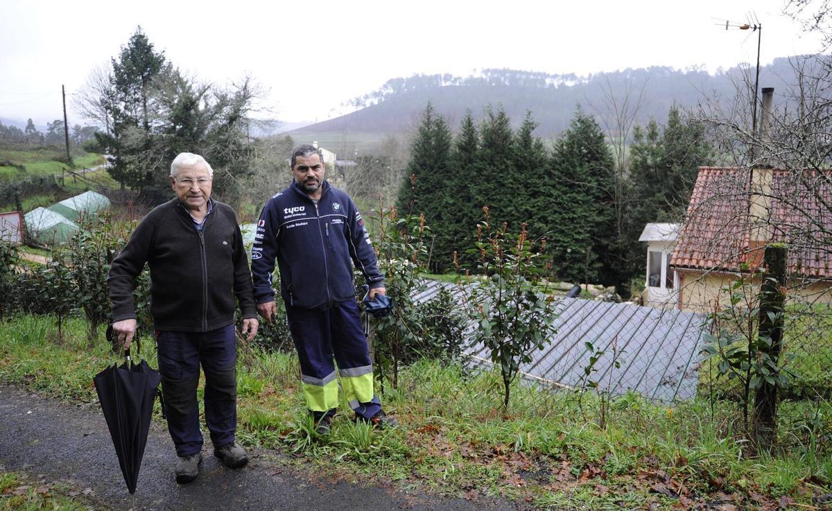 ‘Vitucho’ Valladares y Felipe Pereira, dos vecinos de la aldea aislada.  | BERNABÉ/ JAVIER LALÍN
