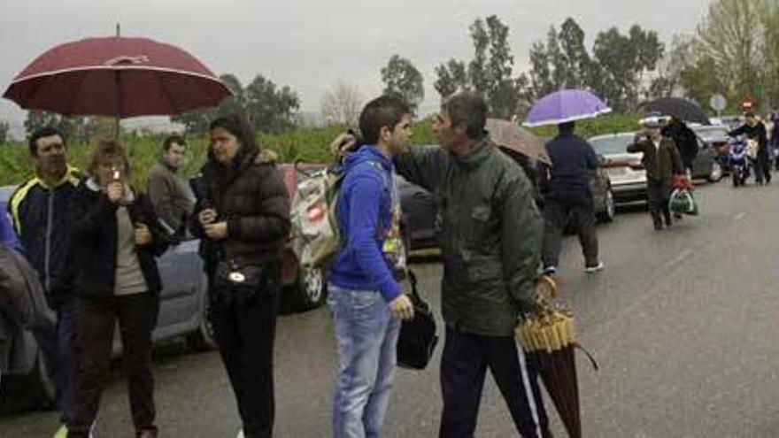 Los vecinos evacuados de Barbaño pasan la segunda noche en el pabellón de Montijo