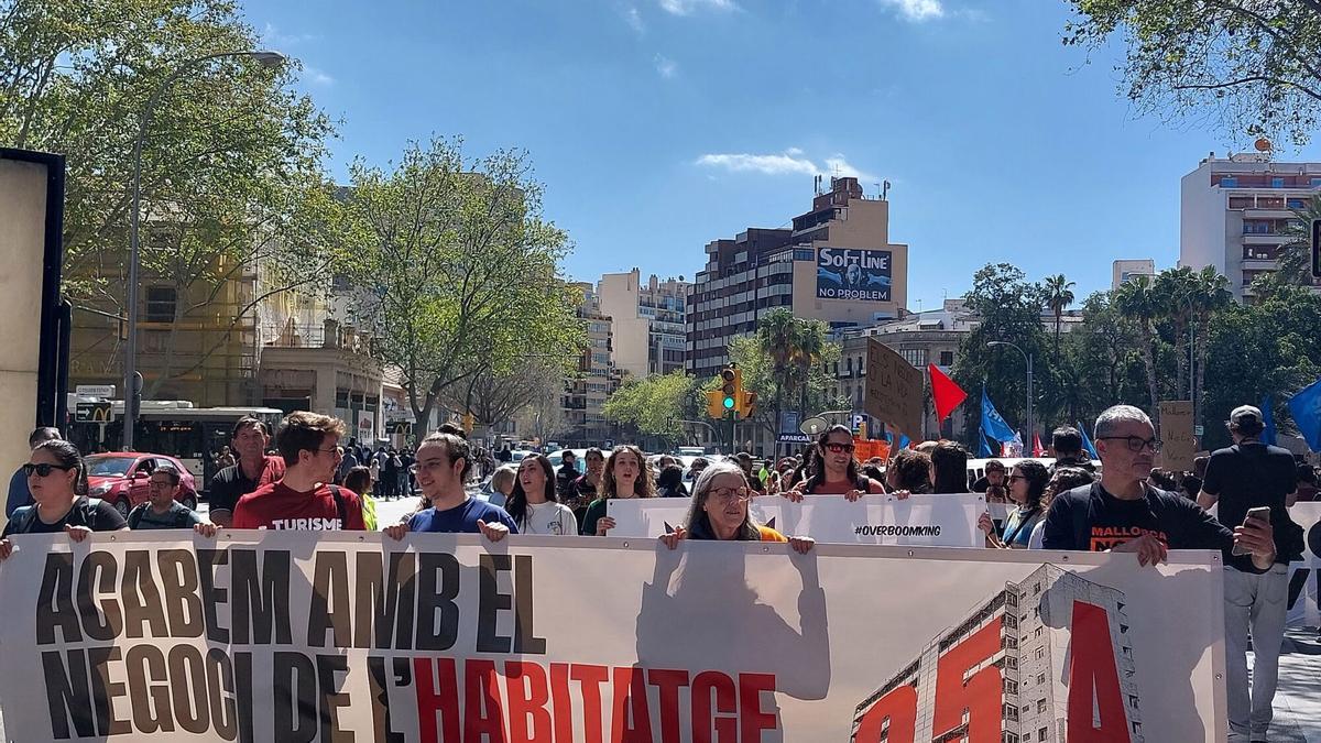 05/04/2025 Los mallorquines reivindican que quieren "vivir en Mallorca" y piden ser "el foco" de las políticas de vivienda . Los mallorquines han salido este sábado a las principales calles de Palma para reivindicar que quieren "vivir en Mallorca" y, por este motivo, han pedido ser "el foco" de las políticas de vivienda. ESPAÑA EUROPA ISLAS BALEARES SOCIEDAD Europa Press