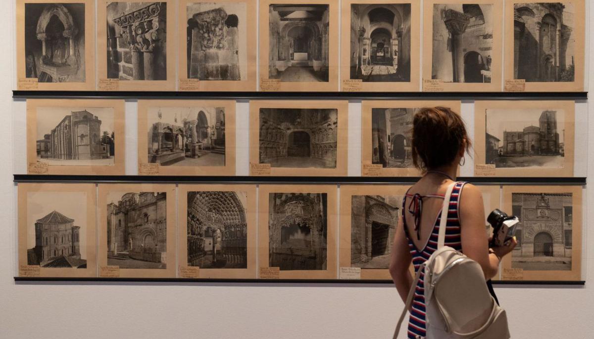 Una mujer contempla fotografía monumental del zamorano. | J.L.F.