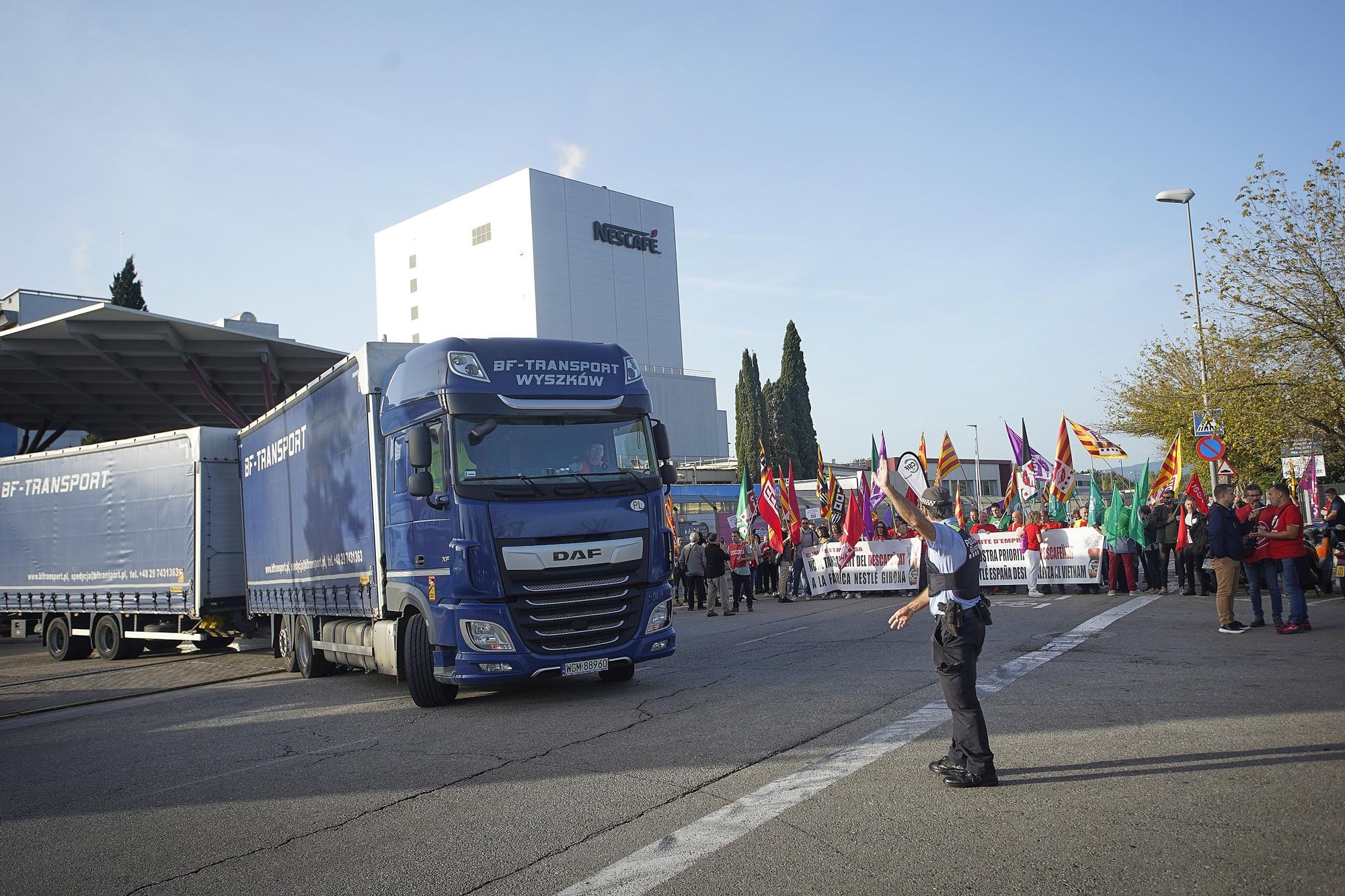 Una cinquantena de treballadors protesten davant la Nestlé de Girona