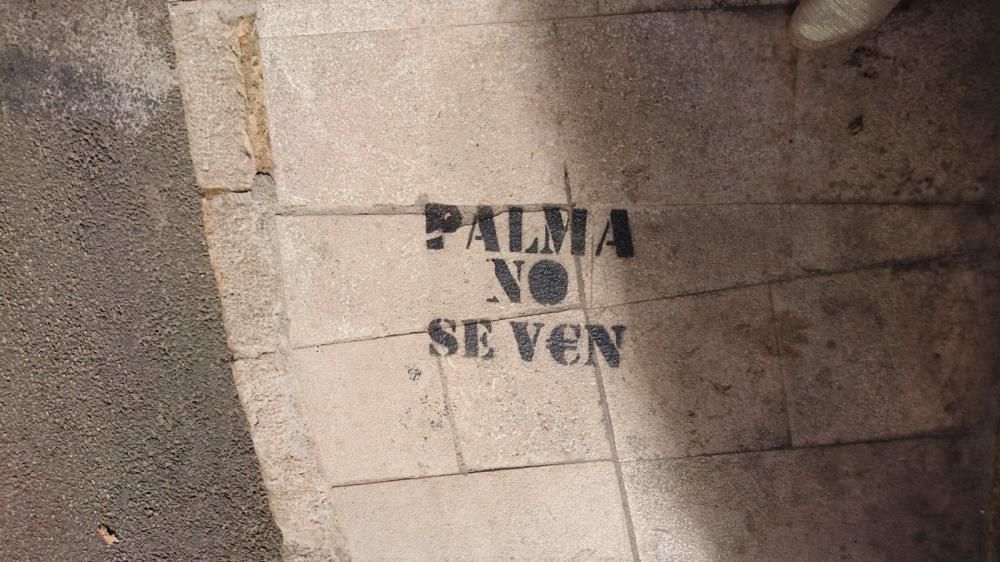 Graffitis und Plakate gegen Tourismus in Palma de