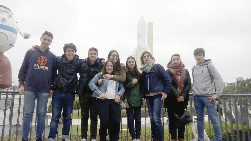Los alumnos de 4º de ESO premiados en la final, en la visita que realizaron a la Cité de l&#039;Espace. // Faro