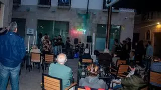 El ‘Tardeo’ de Alzira implanta la figura del vigilante de conciertos, la música “de fondo” y la exclusión por molestias reincidentes