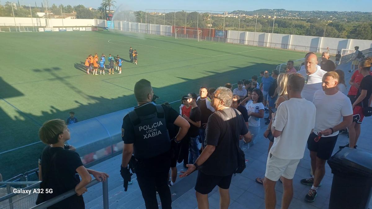 Momento en el que la policía local desaloja el campo de fútbol.