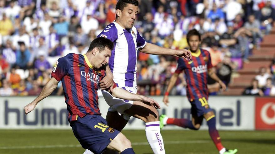 Jesús Rueda pugna con Leo Messi, en un encuentro entre Valladolid y Barcelona. | Efe