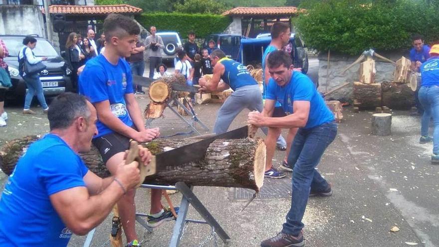 Lledías, en Llanes, se llenó de gente deseosa de folixa