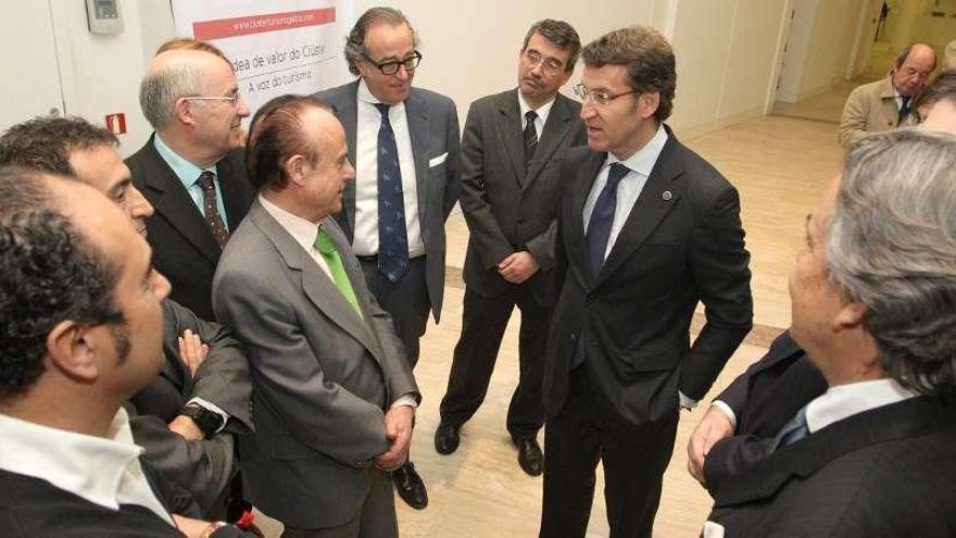 El presidente de la Xunta, en el centro, en la presentación del Clúster de Turismo de Galicia.  // Xoán Álvarez