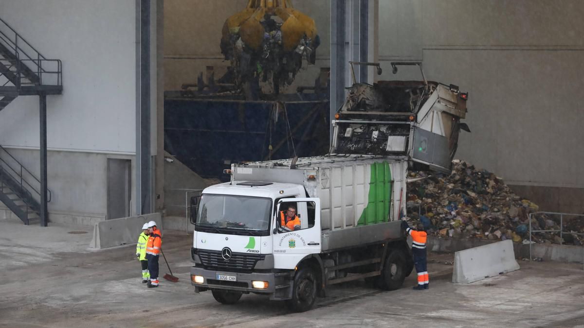 Un camión de basura en las instalaciones de Cogersa.
